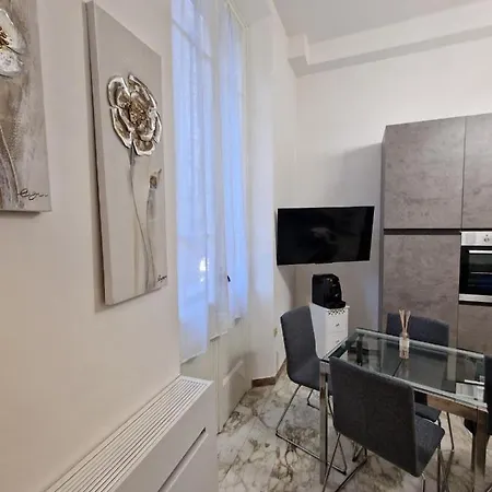 In Pieno Centro Storico Antico Quadrilatero Apartment